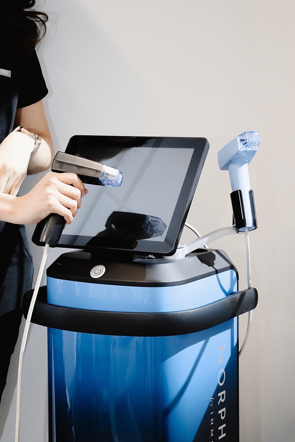 Beauty treatment device with touchscreen and applicators.